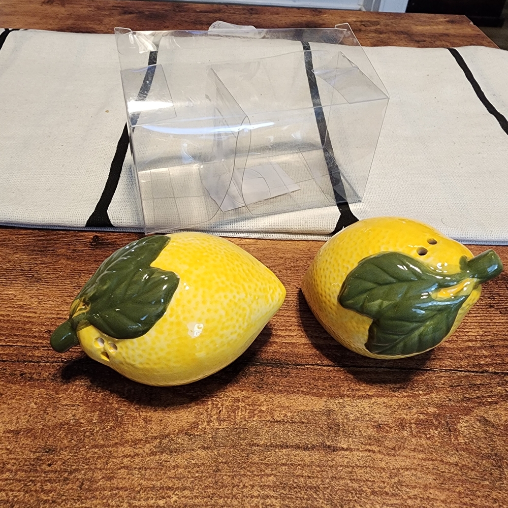 🔴Lemon Salt and Pepper Shakers - Yellow and Green